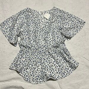 Floral blouse w elastic waist and flowy sleeves